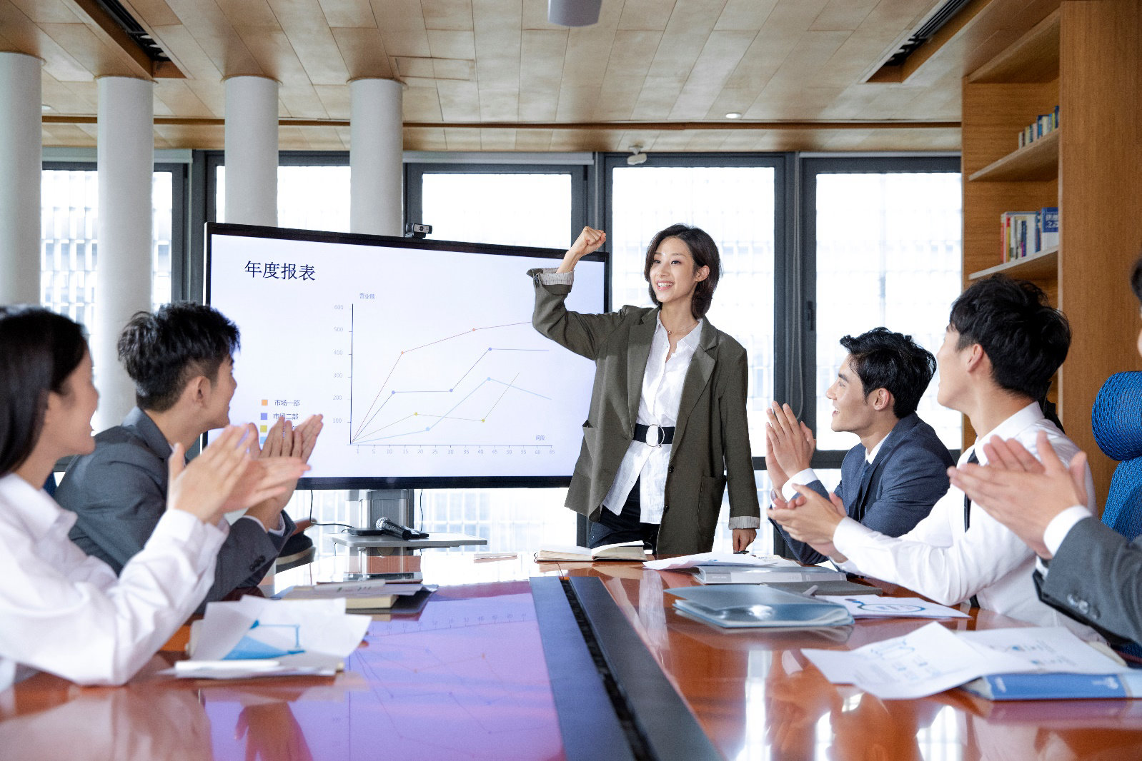 人们在桌子边
描述已自动生成